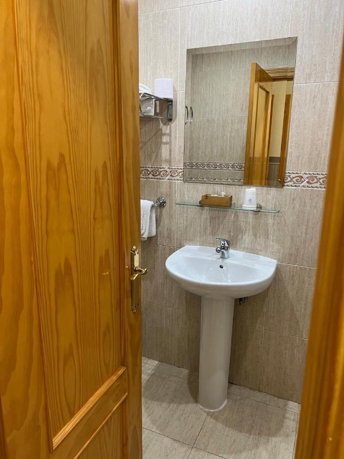 Hostal 82 Olias del Rey ภายนอก รูปภาพ