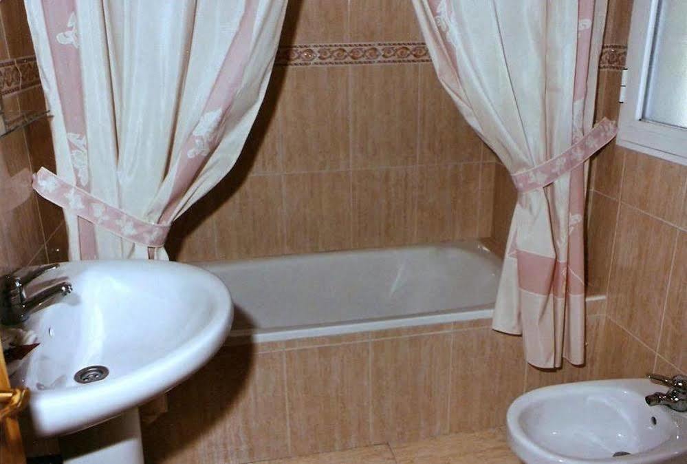 Hostal 82 Olias del Rey ภายนอก รูปภาพ