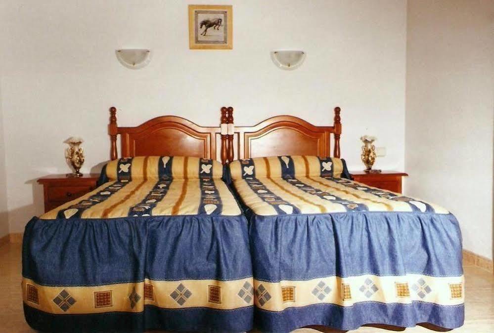 Hostal 82 Olias del Rey ภายนอก รูปภาพ