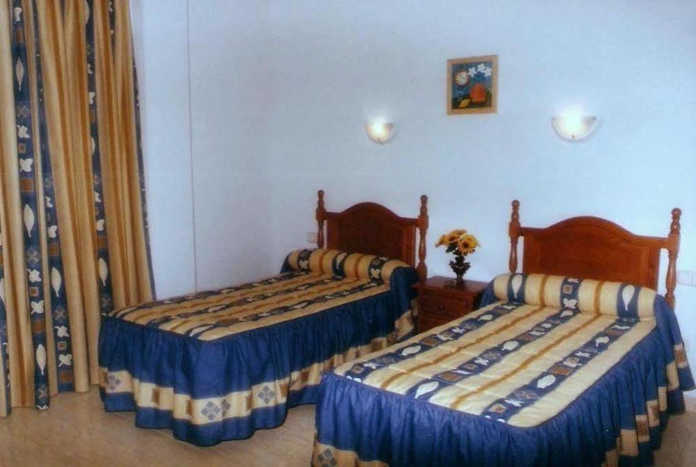 Hostal 82 Olias del Rey ภายนอก รูปภาพ