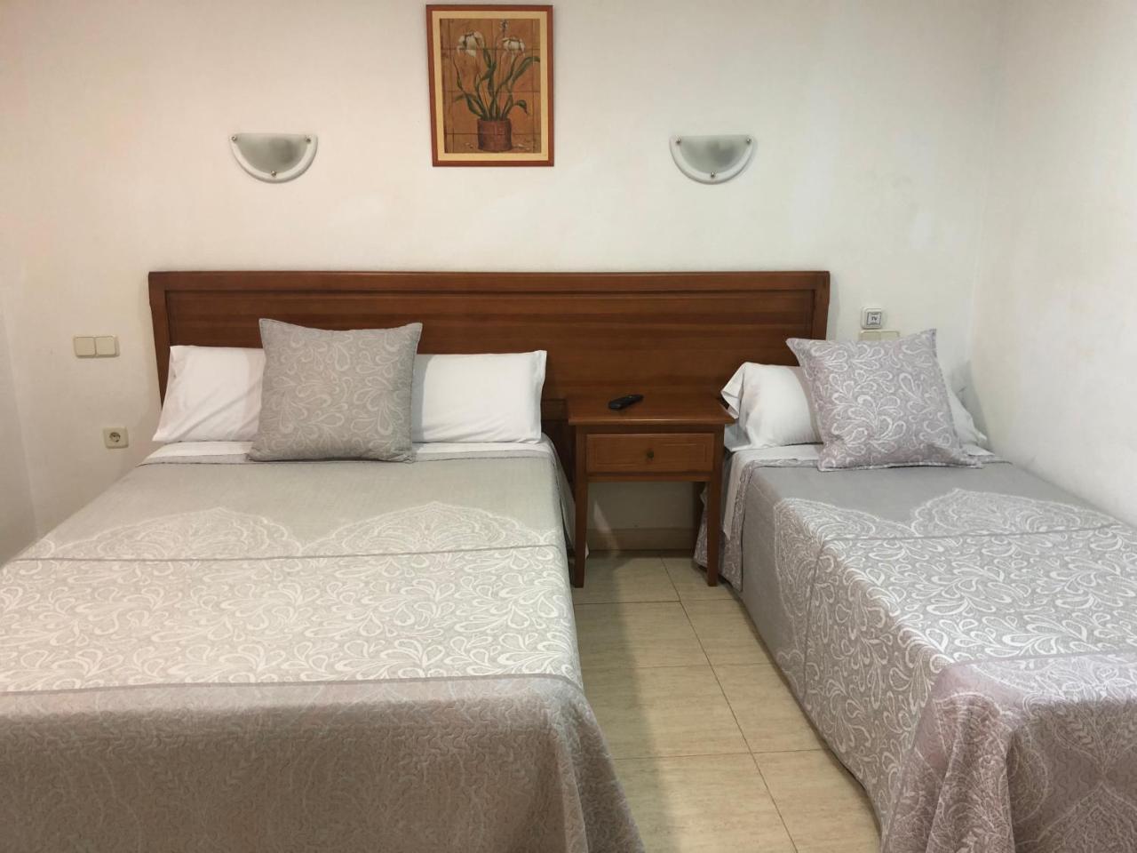 Hostal 82 Olias del Rey ภายนอก รูปภาพ